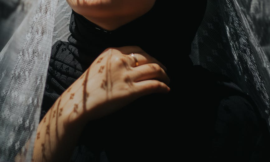 woman wearing black head scarf