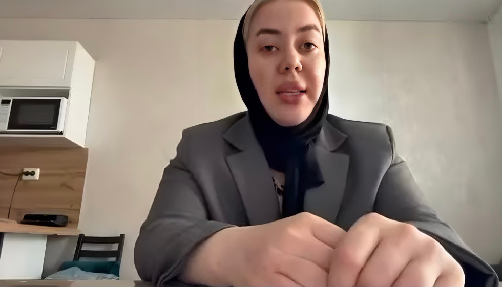 «Вернись в Чечню и скажи это отцу в глаза». Мать двоих детей уже несколько дней удерживают в полиции